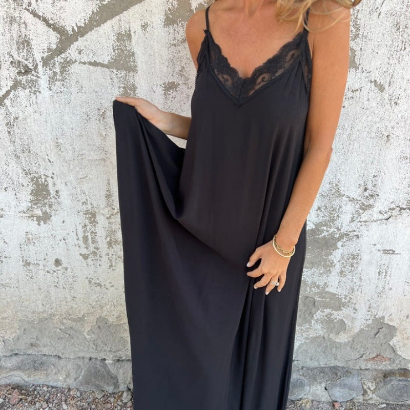 Sarah | Feminine Trim Maxi Dress - Picela